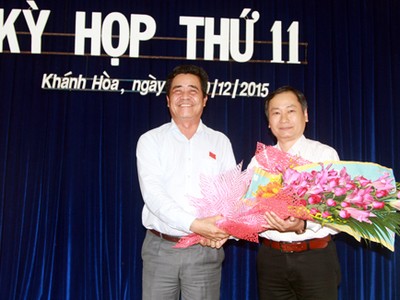 Ông Lê Thanh Quang, Bí thư Tỉnh ủy, Chủ tịch HĐND tỉnh Khánh Hòa (bên trái) chúc mừng ông Nguyễn Đắc Tài được bầu giữ chức Phó Chủ tịch UBND tỉnh Khánh Hòa. Ảnh Báo Khánh Hòa