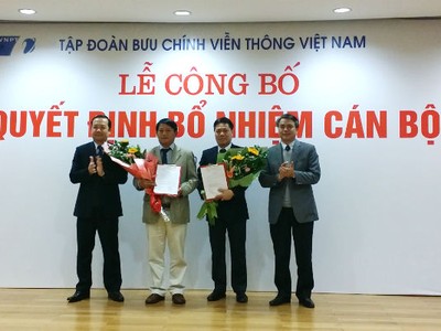  Ông Lương Mạnh Hoàng (thứ 2 từ trái sang) và ông Tô Dũng Thái (thứ 3 từ trái sang)