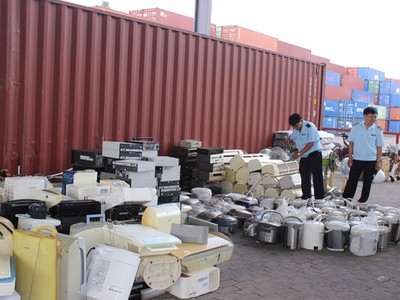 Hàng hóa nhập lậu do Hải quan TP.HCM phát hiện tại cảng VICT. Ảnh: T.Hoà