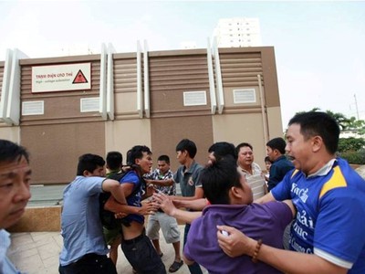 Nhóm người lạ tấn công cư dân. (Ảnh cắt từ clip)