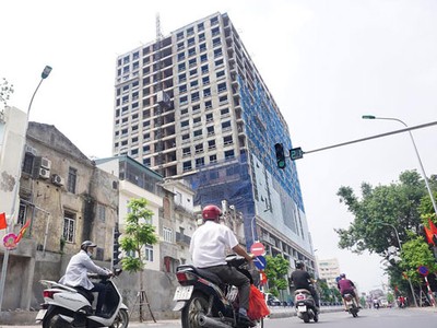 Sau 1 tháng, chủ đầu tư mới phá dỡ được 120m2 phần sai phạm tại tòa 8B Lê Trực. Ảnh: Giang Huy.