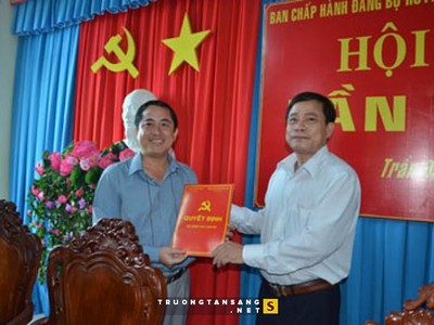 Ông Ngô Hùng, Phó Chủ tịch UBND tỉnh Sóc Trăng (Bên trái ảnh)