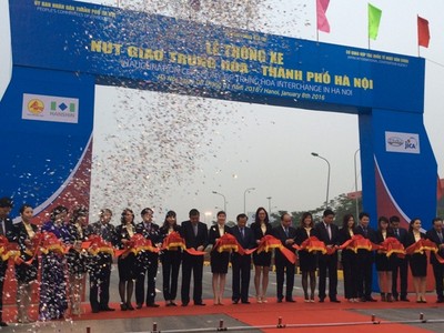 Phó Thủ tướng Nguyễn Xuân Phúc và các đại biểu cắt băng thông xe nút giao Trung Hòa