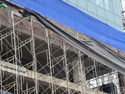 UBND quận Ba Đình đang áp dụng biện pháp cưỡng chế phần vi phạm xây dựng tại tòa nhà 8B Lê Trực.