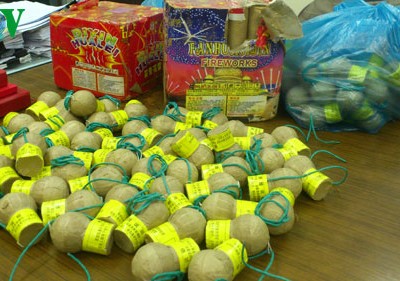 Pháo nổ, gỗ lậu vẫn "lén lút" vào Việt Nam