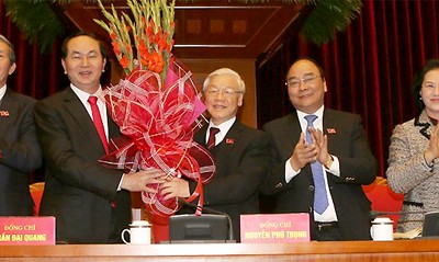 Các đại biểu Hội nghị lần thứ nhất Ban Chấp hành Trung ương Đảng khoá XII chúc mừng ông Nguyễn Phú Trọng. Ảnh: TTXVN