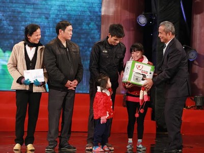 Chủ tịch Tổng LĐLĐVN tặng quà tết cho gia đình công nhân trong chương trình Tết sum vầy. Ảnh: Hải Nguyễn