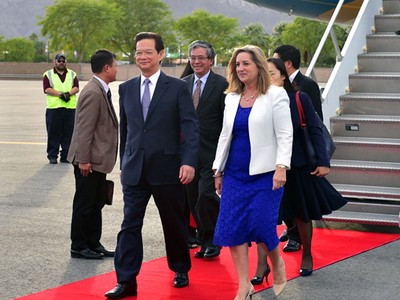 Đại diện Bộ Ngoại giao Hoa Kỳ đón Thủ tướng Nguyễn Tấn Dũng tại sân bay quốc tế Palm Spring ngày 15/2. Ảnh: VGP/Nhật Bắc