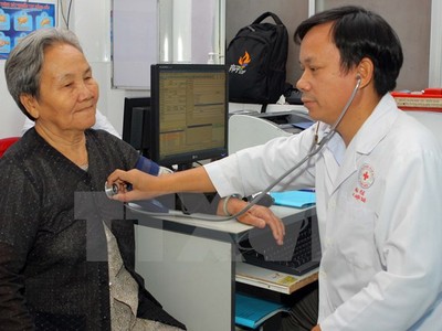 Người dân khám chữa bệnh tại Bệnh viện quận Thủ Đức, Thành phố Hồ Chí Minh. (Ảnh: Phương Vy/TTXVN)