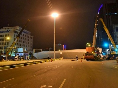 Khi dầm bị nghiêng xuống thì dầm thép vẫn được giữ an toàn bởi 02 các cáp cẩu (01 cẩu 400 tấn; 01 cẩu 200T)