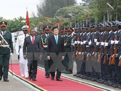 Tổng thống Cộng hoà Mozambique, ngài Filipe Jacinto Nyusi và Chủ tịch nước Trương Tấn Sang duyệt đội Danh dự Quân đội Mozambique. Ảnh: Nguyễn Khang/ TTXVN