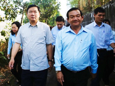 Ông Lê Minh Tấn - Bí thư Huyện ủy Củ Chi (áo xanh) - giữ chức Giám đốc Sở Lao động Thương binh và Xã hội. Ảnh: H.C