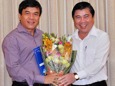 Ông Nguyễn Quý Hòa (trái) nhận quyết định nhân sự từ Chủ tịch UBND TPHCM Nguyễn Thành Phong 