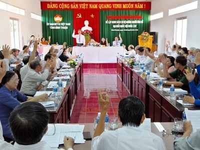 Các đại biểu tham dự Hội nghị Hiệp thương lần 2 của tỉnh Bình Thuận biểu quyết thông qua danh sách sơ bộ giới thiệu 12 người ra ứng cử ĐBQH. Ảnh: Báo Nhân dân