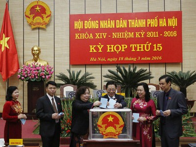 Các đại biểu bỏ phiếu bầu chức danh Phó Chủ tịch HĐND TP