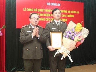 Thứ trưởng Bùi Quang Bền trao Quyết định bổ nhiệm cho Thiếu tướng Bùi Minh Giám.