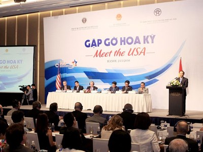 Các đại diện thương mại Mỹ và lãnh đạo địa phương Việt Nam chia sẻ nhiều thông tin về đầu tư trước thềm chuyến thăm của Tổng thống Mỹ - Obama. Ảnh: Đức Anh.