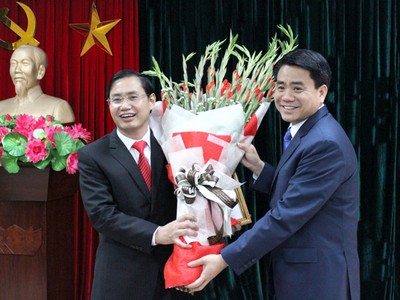 Ông Nguyễn Đức Chung, Chủ tịch UBND TP. Hà Nội trao quyết định bổ nhiệm Giám đốc Sở Kế hoạch và Đầu tư cho ông Nguyễn Văn Tứ (ảnh VP UBND)