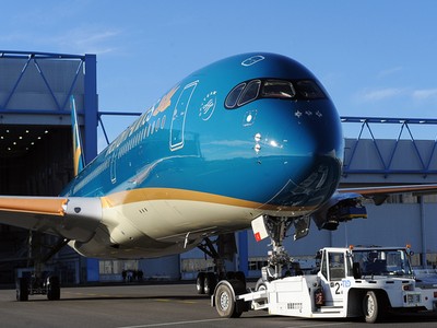 Sale and Lease Back (bán và thuê lại) là nghiệp vụ tài chính khá phổ biến trên thế giới, theo đó một hãng hàng không có thể đặt mua máy bay, sau đó tại thời điểm giao nhận (đối với tàu bay mới) thực hiện bán và thuê lại chính máy bay này hoặc có thể thực 