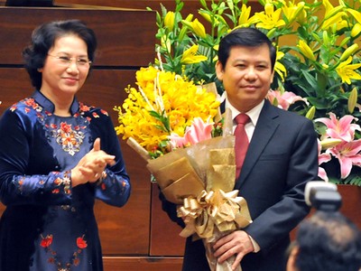 Chủ tịch Quốc hội Nguyễn Thị Kim Ngân chúc mừng đồng chí Lê Minh Trí. Ảnh VGP/Nhật Bắc