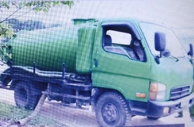 Xe bồn biển kiểm soát 29C - 269.74 của Công ty TNHH vệ sinh, môi trường số 1 Đông Anh, Hà Nội bị bắt quả tang đang đổ trộm "chất lạ"