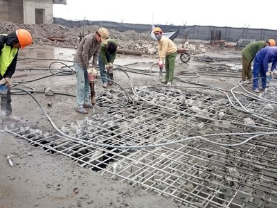 Phá dỡ phần vi phạm tại tầng 19 tòa nhà 8B Lê Trực. (Ảnh: Nguyễn Văn Cảnh/TTXVN)