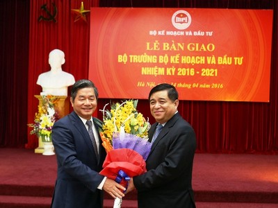 Nguyên Bộ trưởng Bùi Quang Vinh tin tưởng rằng tân Bộ trưởng Nguyễn Chí Dũng sẽ tiếp tục chèo lái "con thuyền" Bộ Kế hoạch và Đầu tư đạt được nhiều thành tựu trong công cuộc đổi mới và phát triển đất nước