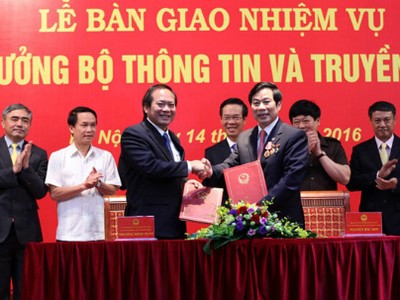 Nguyên Bộ trưởng Nguyễn Bắc Son bàn giao nhiệm vụ cho tân Bộ trưởng Trương Minh Tuấn. Ảnh: Lê Anh Dũng Vietnamnet