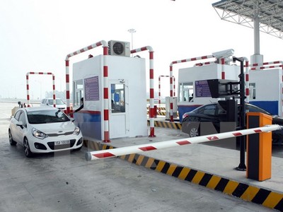 Thu phí tại tuyến đường cao tốc Hà Nội-Hải Phòng. (Ảnh: Huy Hùng/TTXVN)