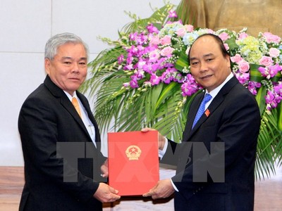 Thủ tướng Nguyễn Xuân Phúc trao quyết định của Chủ tịch nước bổ nhiệm thành viên Chính phủ cho ông Phan Văn Sáu, Ủy viên Trung ương Đảng, Tổng Thanh tra Chính phủ vào ngày 12/4. (Ảnh: Thống Nhất/TTXVN)