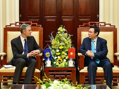 Phó Thủ tướng Chính phủ Vương Đình Huệ tiếp ông John Nelmes. Ảnh: VGP/Thành Chung.