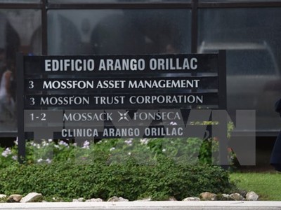 Biển hiệu bên ngoài trụ sở Công ty luật Mossack Fonseca tại Panama City ngày 4/4. (Nguồn: AFP/TTXVN)