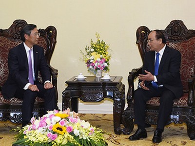 Thủ tướng Nguyễn Xuân Phúc và Tổng Giám đốc điều hành khu vực châu Á-Thái Bình Dương Ngân hàng Sumitomo Banking Corporation (SMBC). (Ảnh VGP/Quang Hiếu)