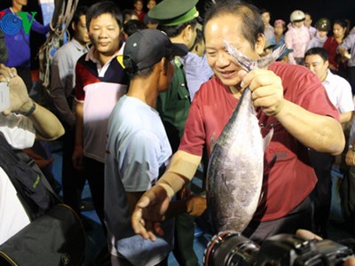 Bộ trưởng Trương Minh Tuấn trực tiếp mua, ăn cá của ngư dân Quảng Bình