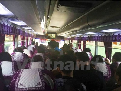 Thực trạng xe nhồi nhét khách, thu tiền quá giá vé quy định vẫn còn tồn tại vào các dịp nghỉ lễ. (Ảnh: Việt Hùng/Vietnam+)