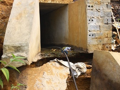 Hàng trăm m3 nước thải chưa qua xử lý được xả ra cống xuống thượng nguồn sông Bưởi.