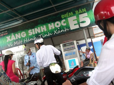 Xăng E5 cần được sự hỗ trợ nhất định bởi vì loại xăng này phục vụ đắc lực cho mục đích môi trường. (Ảnh minh họa)