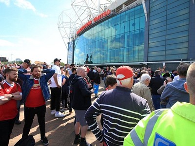 Các cổ động viên của Manchester United đợi bên ngoài sân vận động Old Trafford sau khi được sơ tán. (Nguồn: PA)