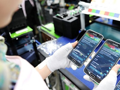 Dẫn đầu về giá trị kim ngạch xuất khẩu tính từ đầu năm đến 15/5 là hàng điện thoại các loại và linh kiện đạt trên 12,7 tỷ USD. (Ảnh minh họa: KT)