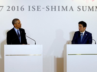 Tổng thống Mỹ Barack Obama (trái) và Thủ tướng Nhật Bản Shinzo Abe tổ chức họp báo sau khi gặp song phương trước thềm hội nghị thượng đỉnh G7 ngày 25/5. Ảnh: Reuters.