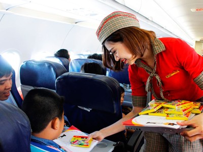 Nhân ngày 1/6, Vietjet tặng hành khách nhí triệu nụ cười