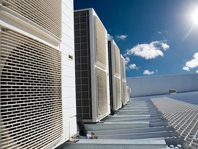 Nếu điều hoà mới còn có thể làm mát nhanh, nhưng các loại máy cũ đã sử dụng lâu, việc không khí lạnh bị lọt ra ngoài từ kẽ hở sẽ khiến máy luôn hoạt động công suất cao.