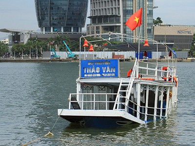 Con tàu chìm đã được lai dắt vào bờ để phục vụ công tác điều tra. Ảnh: Nguyễn Đông.