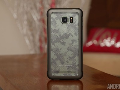 S7 Active không sử dụng chất liệu kính như trên Galaxy S7, đồng thời trang trí hoạ tiết kiểu quân đội. So với những phiên bản siêu bền trước, thiết bị mới của Samsung trông "hiền" hơn. Dù vậy, sản phẩm vẫn đạt chuẩn MIL-STD 810G: chịu được khi rơi từ độ c