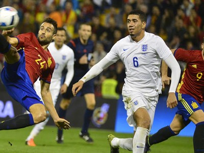 Euro 2016 cũng sẽ là cuộc đối đầu nảy lửa giữa các đại gia đồ thể thao. Ảnh: AFP