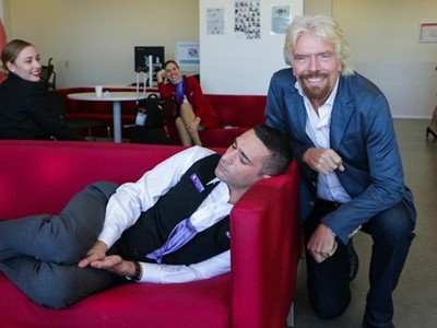 Richard Branson chụp ảnh cùng nhân viên ngủ gật. Ảnh: Virgin Australia