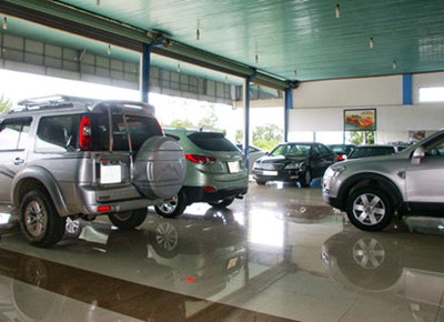 Thị trường ô tô những ngày này đang sôi động bởi việc tiêu thụ mạnh những dòng xe sang có dung tích lớn.