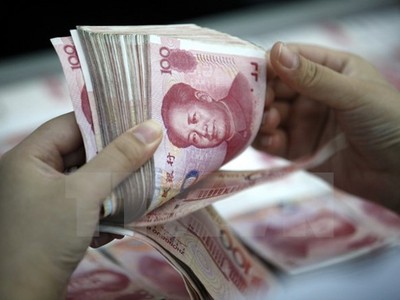 Kiểm tiền mệnh giá 100 nhân dân tệ tại chi nhánh ngân hàng ở Hoài Bắc, tỉnh An Huy, Trung Quốc. (Nguồn: EPA/TTXVN)