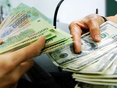 Sáng ngày 24/6, tỷ giá trung tâm giảm 2 đồng/USD, giá vàng tiếp đà tăng