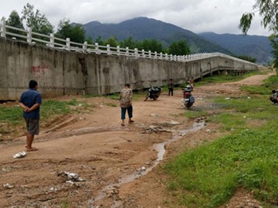 Chiếc cầu máng dẫn nước thủy lợi bị lún, gãy ở xã Tân Xuân, huyện Hàm Tân.